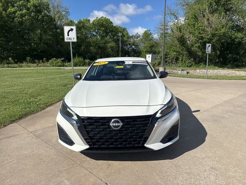 Used 2025 Nissan Altima 2.5 SV FWD image 2