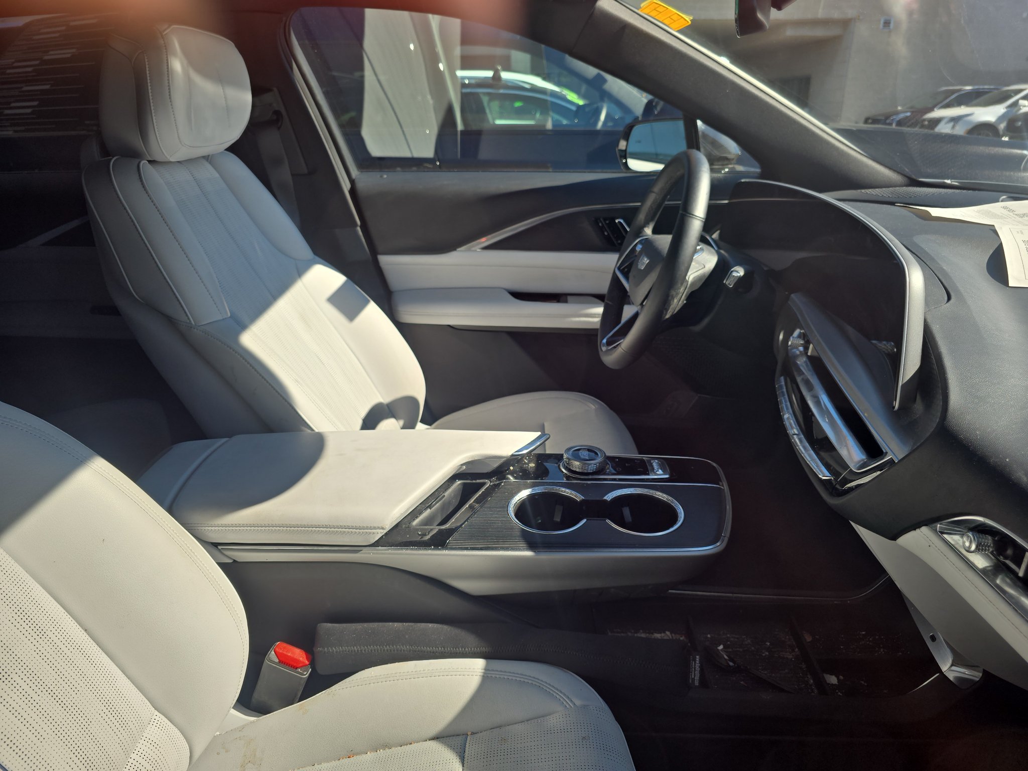Used 2024 Cadillac Lyriq Luxury AWD/4WD image 7
