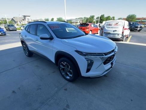 Used 2025 Chevrolet Trax LT FWD image 4