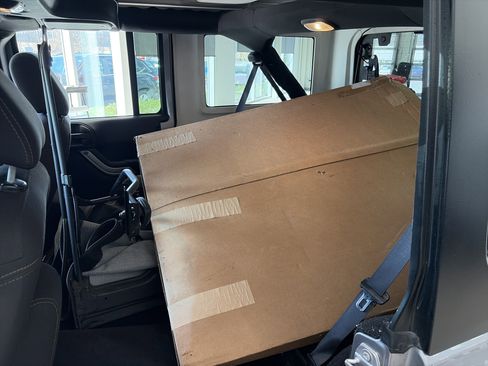 Used 2017 Jeep Wrangler Unlimited Sahara image 22