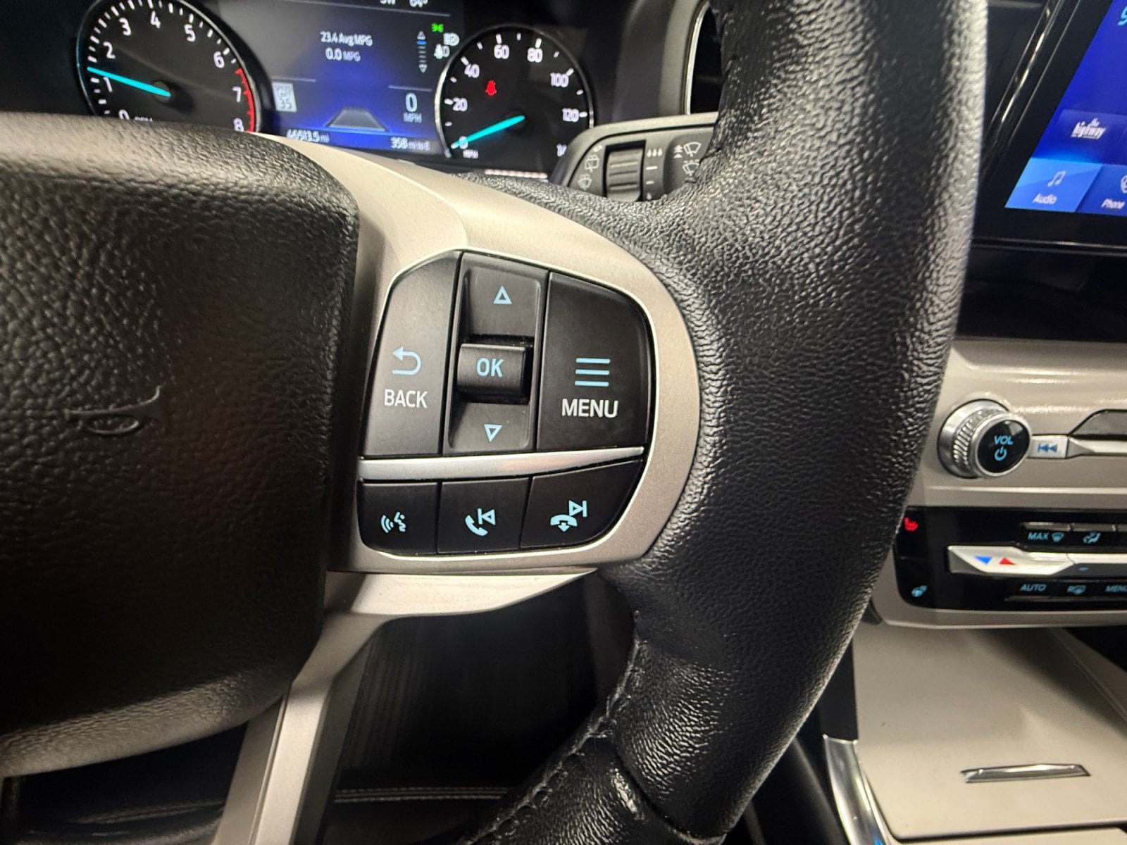 Used 2022 Ford Explorer XLT w/ Equipment Group 202A AWD/4WD image 18