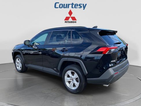 Used 2021 Toyota RAV4 LE AWD/4WD image 3