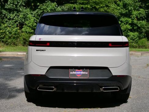 Used 2026 Land Rover Range Rover Sport SE AWD/4WD image 8