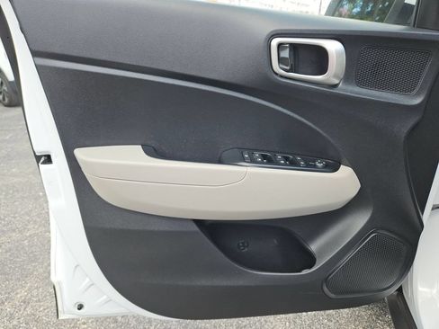 Used 2025 Hyundai Venue SEL FWD image 14