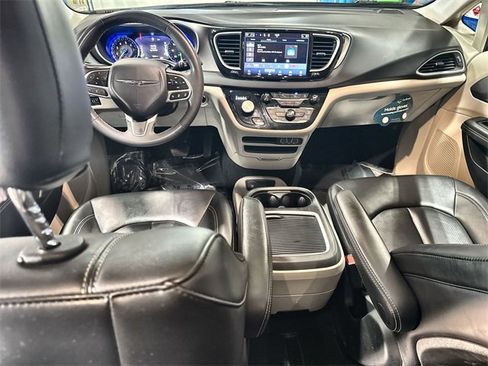 Used 2024 Chrysler Pacifica Touring-L image 10