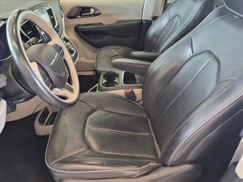 Used 2019 Chrysler Pacifica Limited FWD image 14