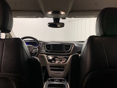 Used 2020 Chrysler Pacifica Touring-L FWD image 24