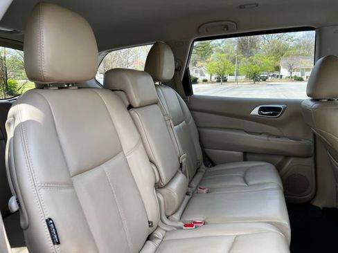 Used 2020 Nissan Pathfinder SL image 19