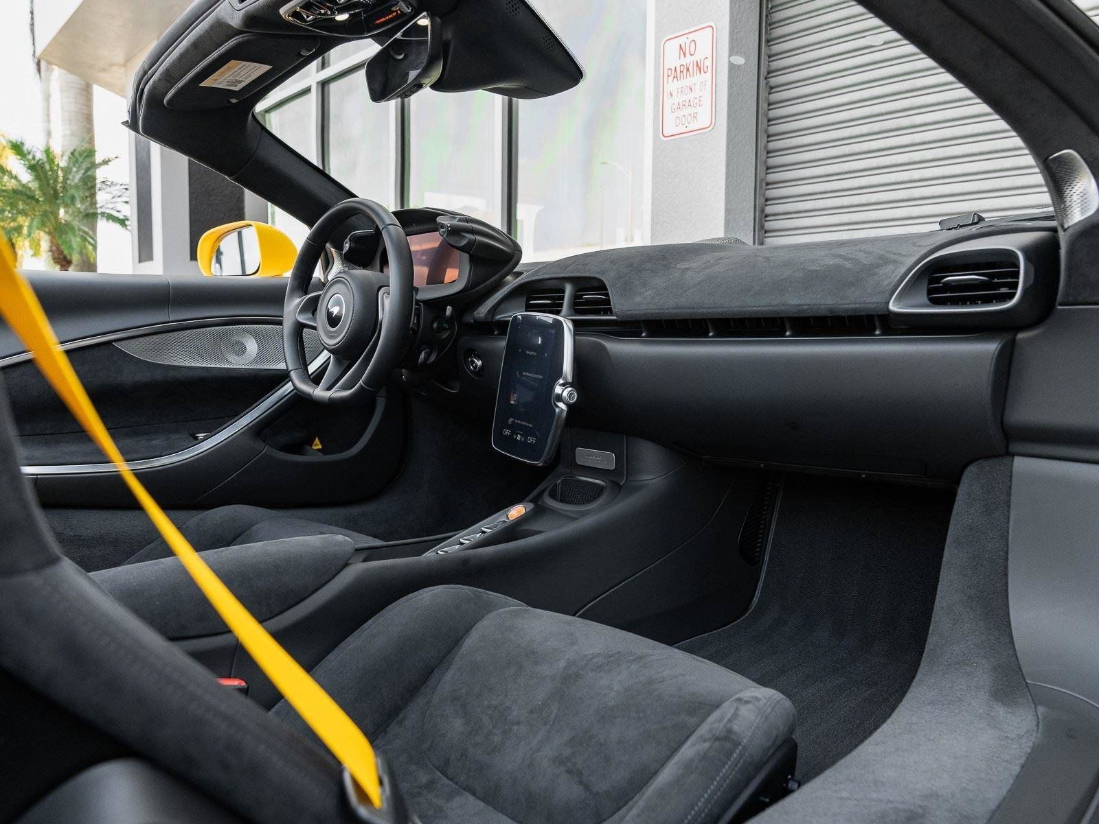 Used 2025 McLaren Artura Spider RWD image 2