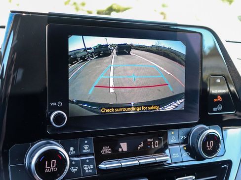 Used 2023 Toyota Highlander LE FWD image 30