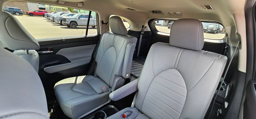 Used 2023 Toyota Highlander XLE AWD/4WD image 17