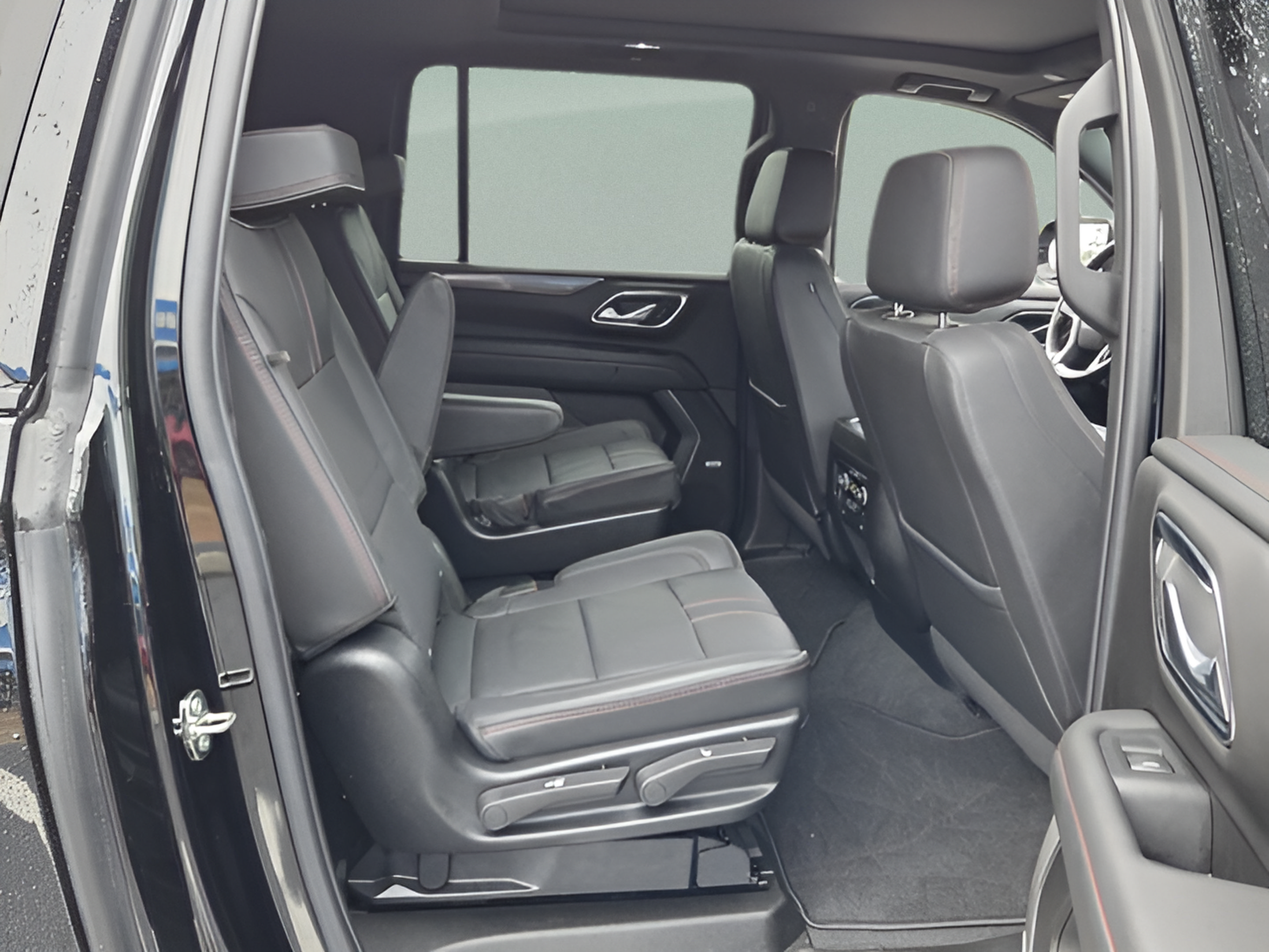 Used 2023 Chevrolet Suburban RST w/ Luxury Package RWD image 14