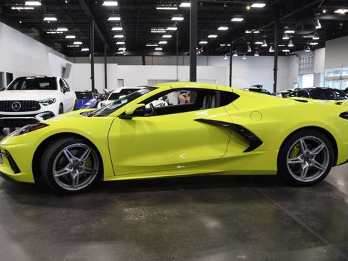 Used 2022 Chevrolet Corvette Stingray Coupe w/ Z51 Performance Package RWD image 9