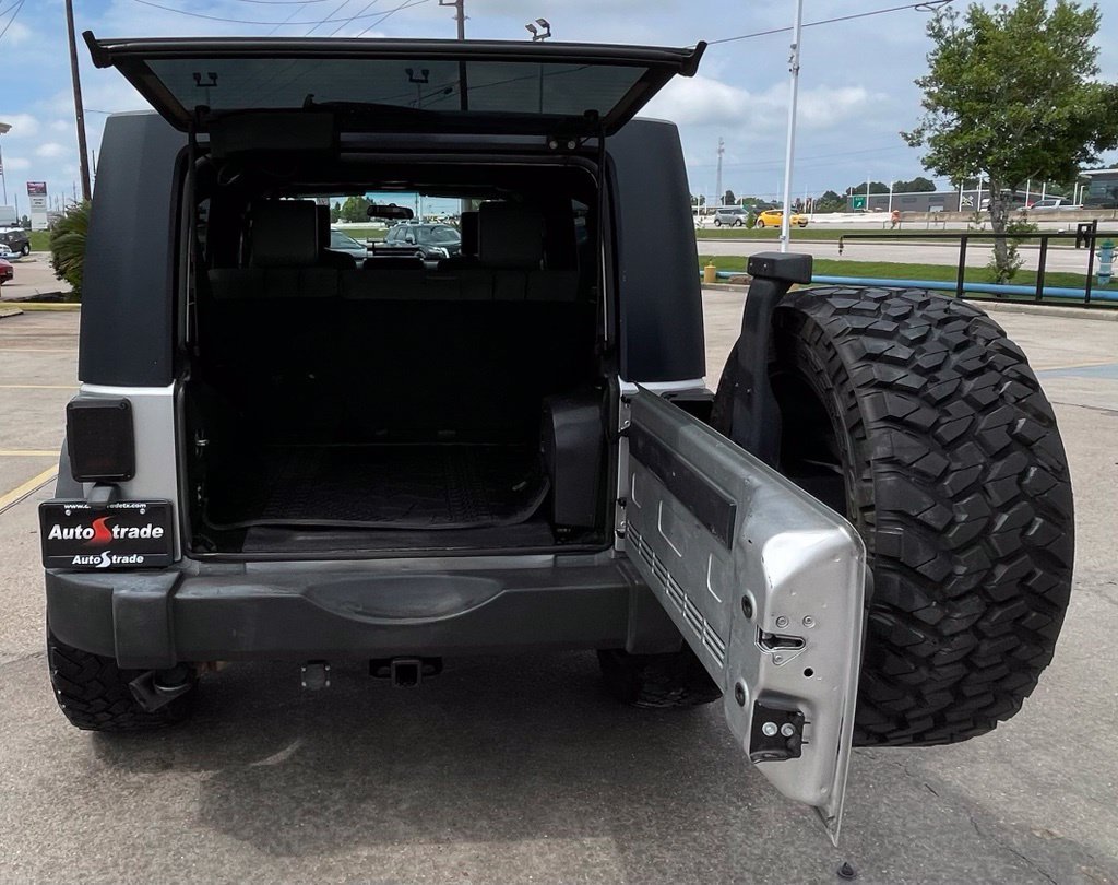 Used 2010 Jeep Wrangler Unlimited Rubicon AWD/4WD image 9