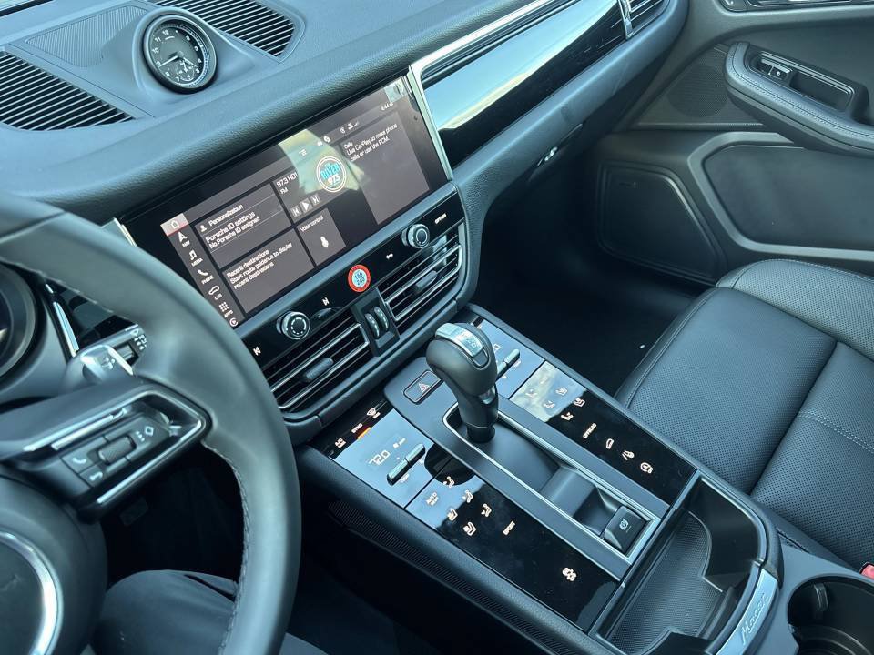 Certified 2026 Porsche Macan AWD/4WD image 20