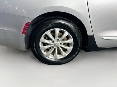 Used 2018 Chrysler Pacifica Touring-L FWD image 11