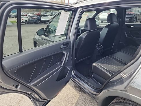 Used 2022 Volkswagen Tiguan SE R-Line image 23