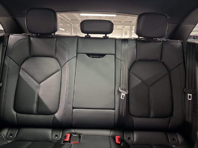 Certified 2026 Porsche Macan AWD/4WD image 28