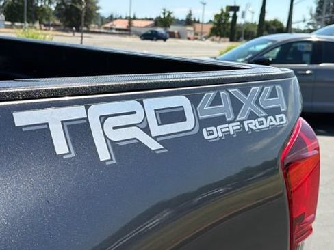 Used 2018 Toyota Tacoma TRD Off-Road w/ Technology Package AWD/4WD image 11