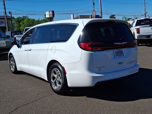 Used 2024 Chrysler Pacifica Limited FWD image 6