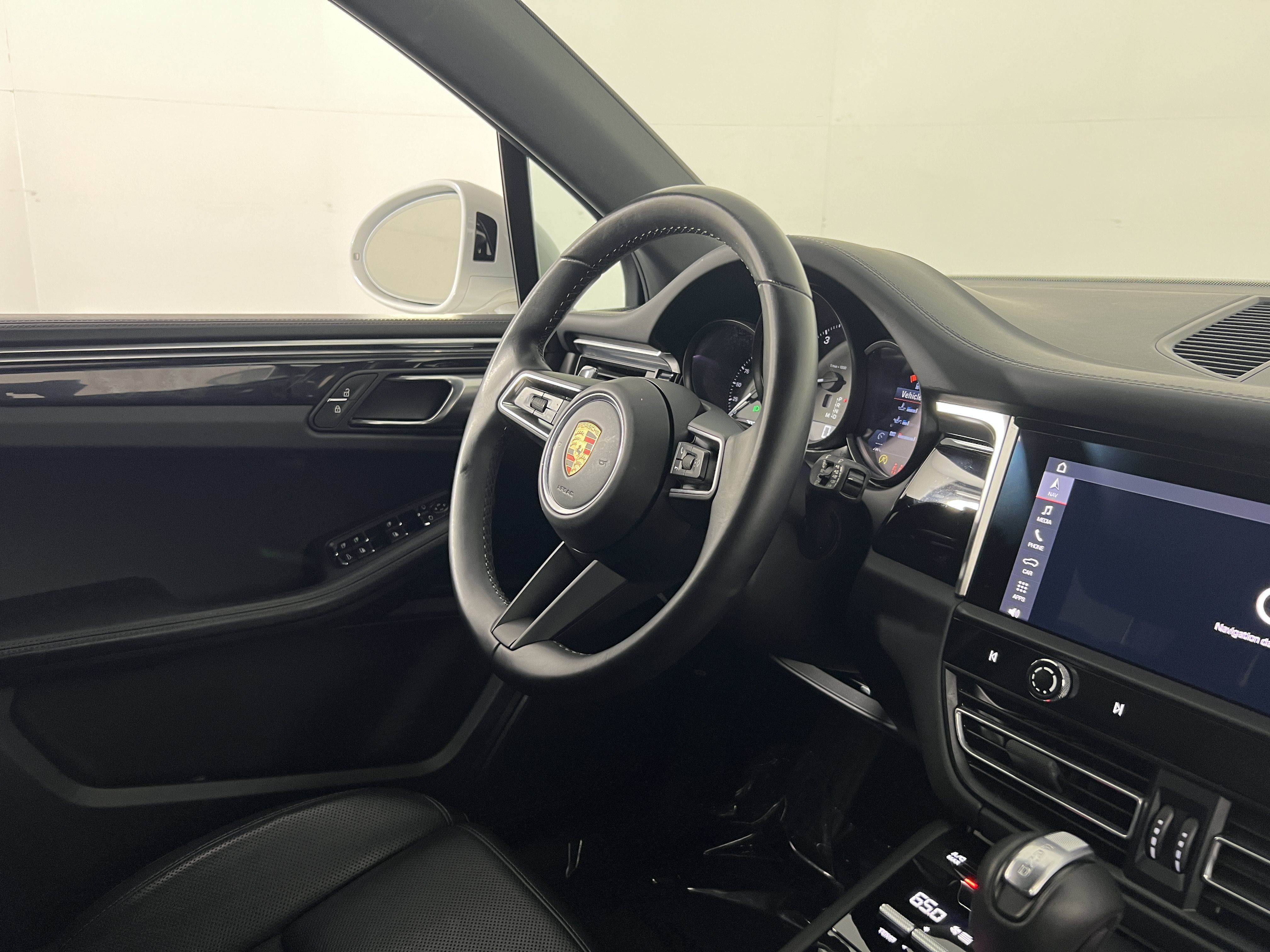 Certified 2024 Porsche Macan AWD/4WD image 12