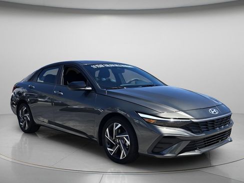Certified 2025 Hyundai Elantra SEL w/ Cargo Package FWD image 9