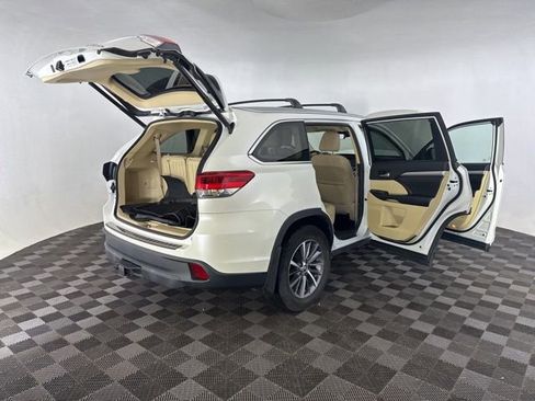 Used 2019 Toyota Highlander XLE AWD/4WD image 17