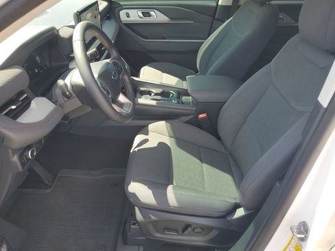 Used 2025 Ford Explorer Active AWD/4WD image 5