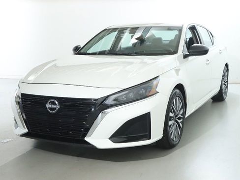 Used 2025 Nissan Altima 2.5 SV FWD image 4