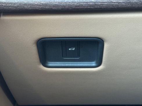 Used 2023 Land Rover Range Rover Long Wheelbase SE image 32