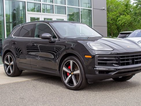 Used 2024 Porsche Cayenne S w/ Premium Package image 3