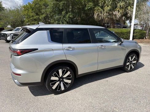 Used 2025 Mitsubishi Outlander SE FWD image 2
