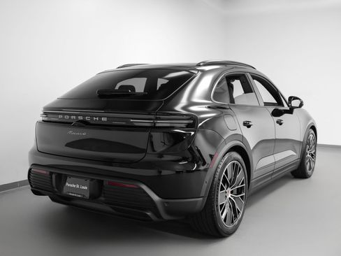 Certified 2025 Porsche Macan 4 Electric image 11