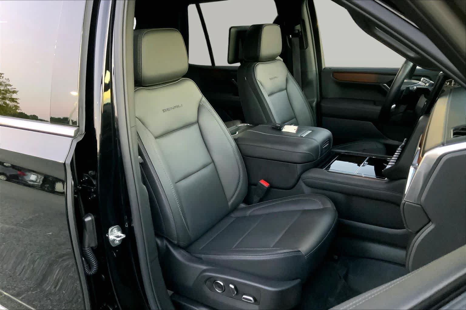 Used 2025 GMC Yukon Denali w/ Denali Reserve Package AWD/4WD image 8