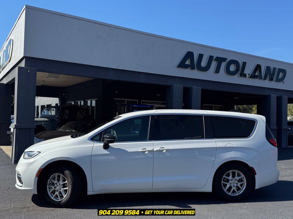 Used 2025 Chrysler Pacifica Select FWD image 3