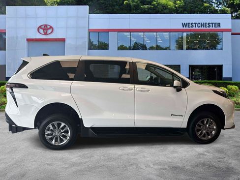 Used 2026 Toyota Sienna LE FWD image 11