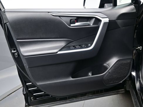 Used 2025 Toyota RAV4 XLE AWD/4WD image 9