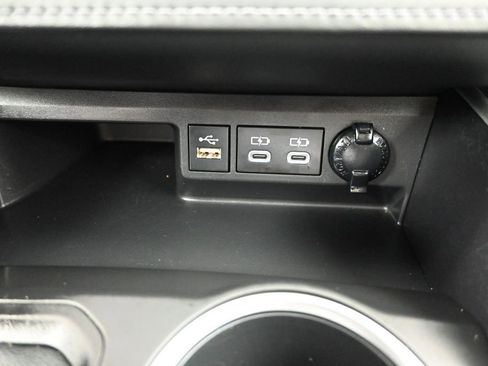 Used 2023 Toyota Highlander XLE AWD/4WD image 21