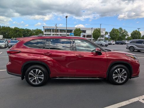 Used 2022 Toyota Highlander XLE AWD/4WD image 10
