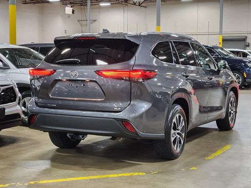 Used 2021 Toyota Highlander XLE FWD image 8