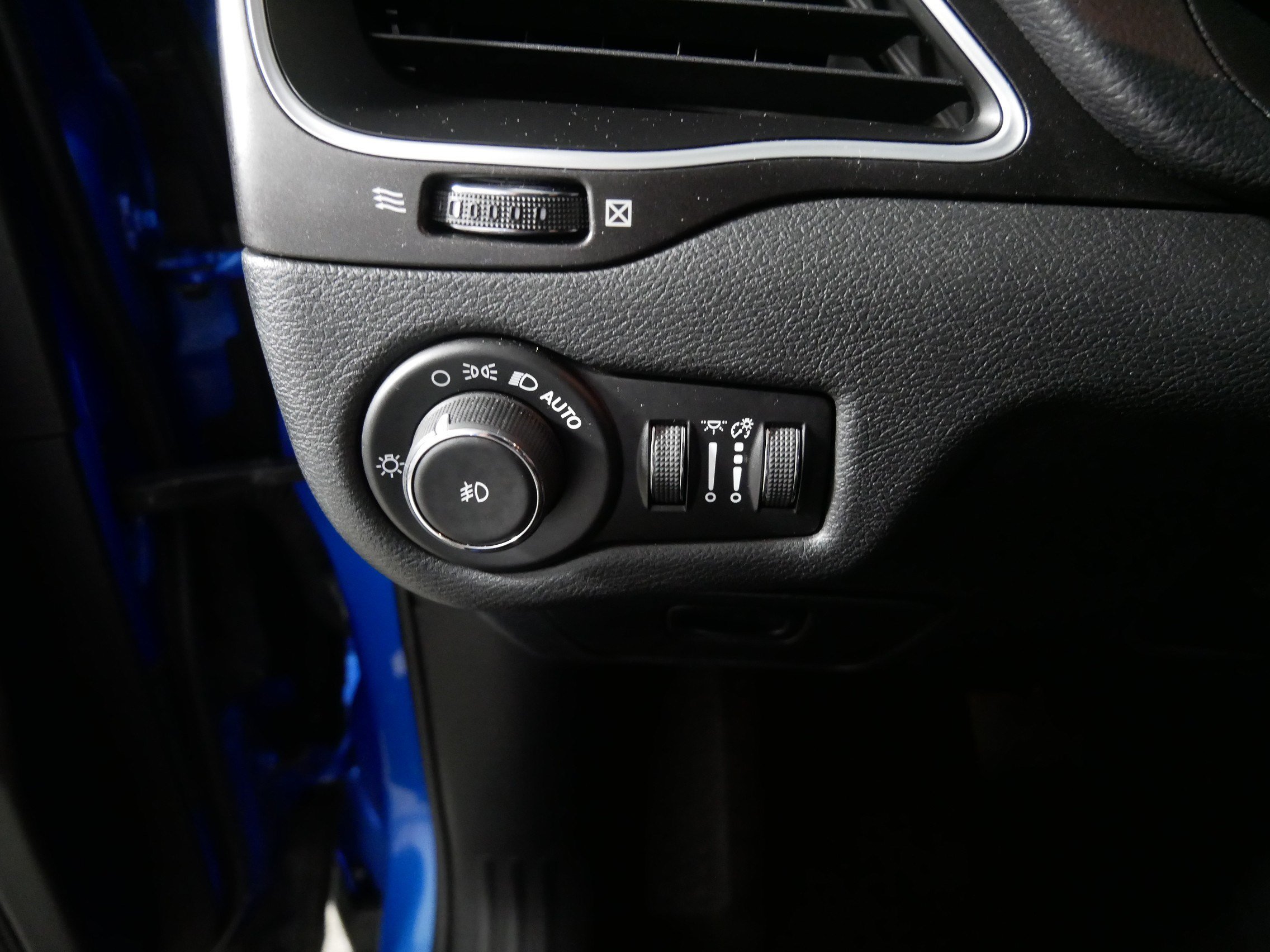 Used 2019 Jeep Cherokee Trailhawk w/ Cold Weather Group AWD/4WD image 26