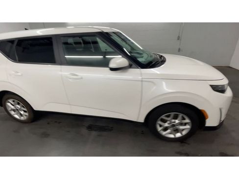 Used 2023 Kia Soul LX w/ LX Technology Package image 2