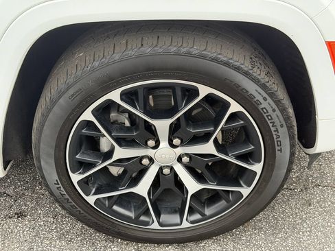Used 2023 Jeep Grand Cherokee Summit AWD/4WD image 13