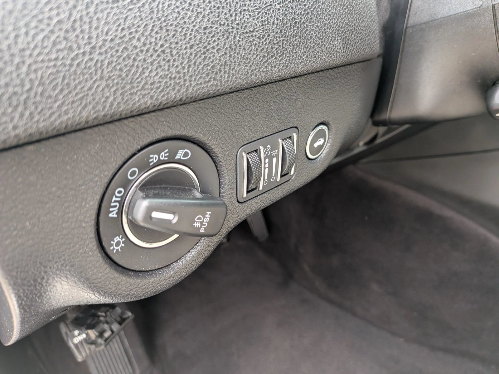 Used 2019 Chrysler 300 Limited RWD image 38