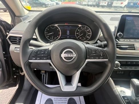 Used 2025 Nissan Altima 2.5 SV FWD image 15