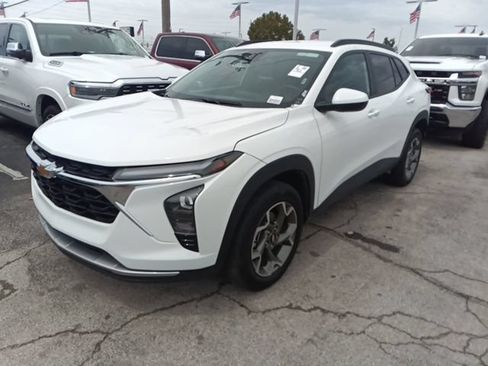 Used 2025 Chevrolet Trax LT w/ LT Convenience Package FWD image 2