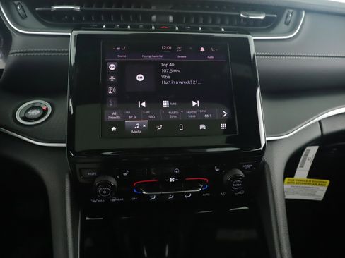 New 2025 Jeep Grand Cherokee Altitude image 8