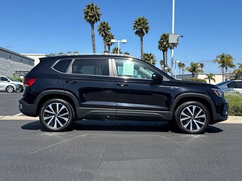 Used 2023 Volkswagen Taos SE w/ Panoramic Sunroof Package FWD image 3