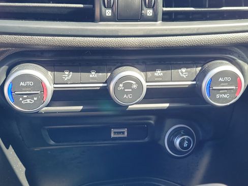 Used 2020 Alfa Romeo Giulia w/ Nero Edizione RWD image 29