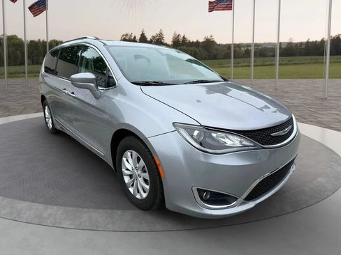 Used 2018 Chrysler Pacifica Touring-L FWD image 7